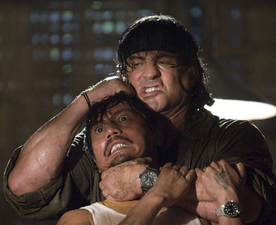 RAMBO IV (2008), dirigido e interpretado por Sylvester Stallone, foi censurado em Myanmar. O motivo, acreditem, não foram as cenas violentas. É que o governo militar do país (em vigor na época) não gostou da forma como os soldados birmaneses foram retratados no filme. Por outro lado, os grupos que lutavam pela democracia o consideraram uma representação quase fiel da realidade de Myanmar e distribuíram cópias ilegais para protestar e mobilizar a população.