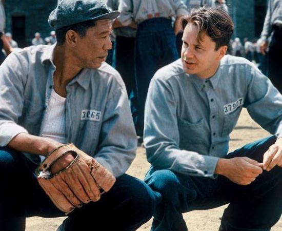 UM SONHO DE LIBERDADE (The Shawshank Redemption - 1994) - A história é sobre Andrew Dufresne, um banqueiro que passa fica preso na penitenciária de Shawshank durante quase 20 anos. Ele é condenado por assassinar sua própria esposa - apesar de sempre atestar ser inocente. Na prisão ele se torna amigo de ‘Red’ e consegue conquistar a proteção dos guardas, que estão envolvidos em um sistema de lavagem de dinheiro. O roteiro é baseado no conto ‘Rita Hayworth e a Redenção de Shawshank’ do livro ‘Quatro Estações’ de Stephen King.