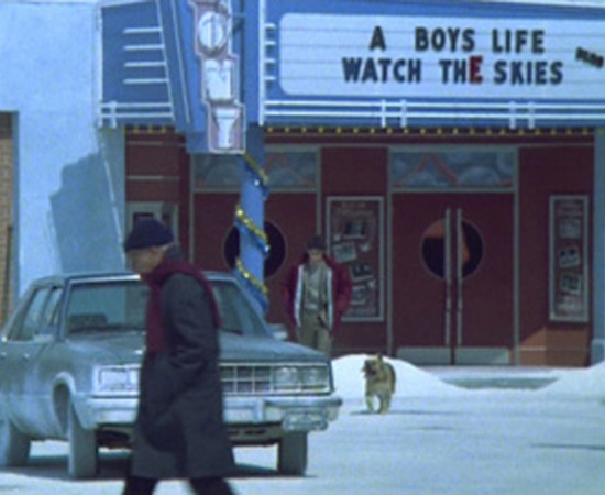 Quando Marty McFly vai ao passado, no ano de 1955, há uma cena que mostra um cinema. Dois filmes estão em cartaz: ‘A Boy’s Life’ e ‘Watch the Skies’, que são os nomes os projetos originais de Steven Spielberg: ‘E.T.’ e ‘Contatos Imediatos de Terceiro Grau’.