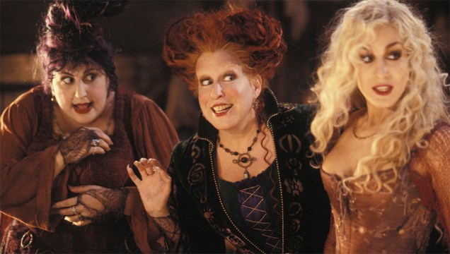 Falando em bruxas, as de <em>Abracadabra </em>(1993), interpretadas por Bette Middler, Sarah Jessica Parker e Kathy Najimy, viraram ícones cults. Dava até vontade de ter a cidade invadida por bruxas seculares.