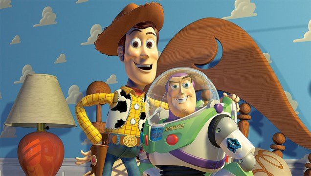 <em>Toy Story </em>(1995), o primeiro filme da Pixar, mudou o rumo do cinema infantil ao mostrar para o grande público todas as possibilidades da animação digital. E a melhor parte: o filme é ótimo e nos fez olhar de um outro jeito para os nossos brinquedos e nossos amigos.