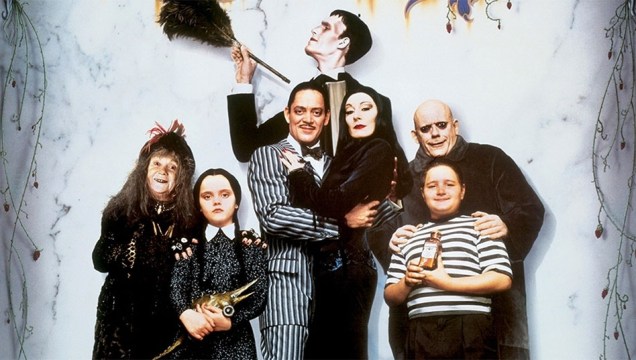 Legal mesmo é ter uma família excêntrica, como <em>A família Addams </em>(1991). O filme tirava sarro das pessoas "normais" e nos ensinava que era até legal ter uma avó meio desajustada, um tio esquisitão e um irmão fascinado pela morte. Mesmo estranhos, todos se amavam e se defendiam.