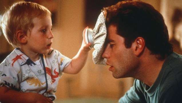 Naquela época, uma outra tendência emplacou no cinema: bebês. Era bebê superinteligente, bebê que ninguém conseguia segurar, bebê com superpoderes. E bebês falantes, tipo o de <em>Olha quem está falando </em>(1989). O filme bombou tanto que rendeu duas boas sequências.