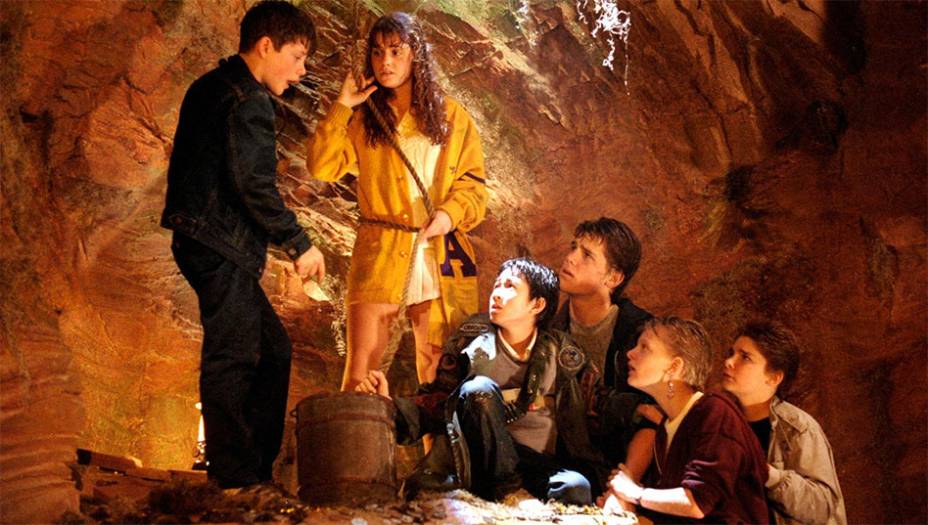 <em>Os Goonies</em> (1985) acendeu o espírito aventureiro de muitas crianças por aí. Nada podia ser mais legal do que um grupo de crianças e adolescentes em busca de um tesouro perdido que poderia pagar as dívidas de seus pais e manter a turma unida para sempre.