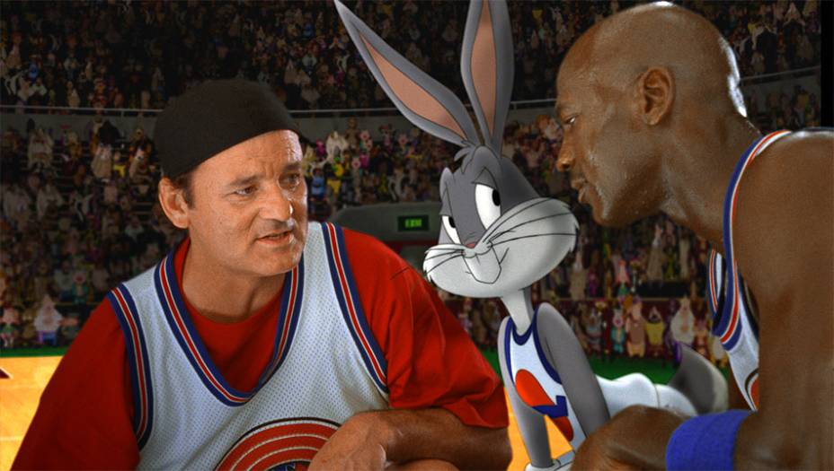 Não tinha como <em>Space Jam</em> dar errado. O filme misturava Pernalonga e outros personagens incrivelmente famosos dos desenhos com Michael Jordan, um dos maiores atletas dos anos 1990, numa partida intergalática de basquetebol. Bombou nos Estados Unidos e também fez bastante sucesso no Brasil. Filmes em que atores interagem com desenhos animados, algo bem comum nos anos 1990, merecem uma lista própria.