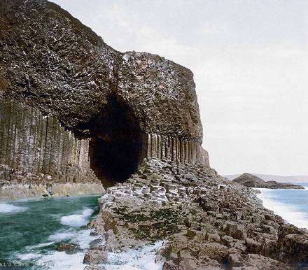 Essa caverna marítima fica numa ilha desabitada da Escócia, dentro de um Parque Nacional. O formato incomum já inspirou diversos escritores, que se basearam na caverna para criar suas obras.
