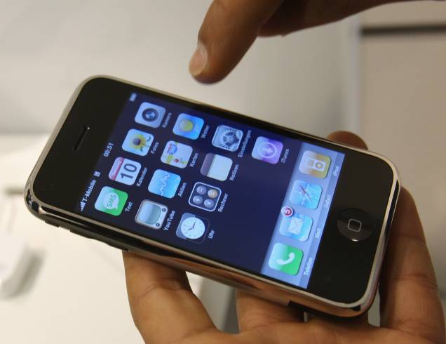 O primeiro iPhone veio em 2007. Era um aparelho revolucionário, pelo fato de ter o teclado removido e ser touch. O sistema operacional dele era o iOS, e teve um upgrade que foi até o iOS 3.1.3. O primeiro iPhone veio em 2007. Era um aparelho revolucionário, pelo fato de ter o teclado removido e ser touch. O sistema operacional dele era o iOS, e teve um upgrade que foi até o iOS 3.1.3.