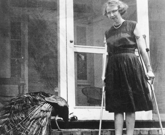 Flannery O’Connor posa ao lado de um dos seus queridos pavões. Ela é uma das mais famosas autoras americanas.  Escreveu Sangue Sábio (1952) e O Céu É Dos Violentos (1960).