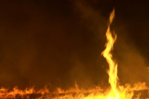 Um tornado de fogo. Esse raro fenômeno natural acontece quando, por conta da temperatura do ar, o fogo forma uma coluna vertical. Um tornado de fogo. Esse raro fenômeno natural acontece quando, por conta da temperatura do ar, o fogo forma uma coluna vertical.