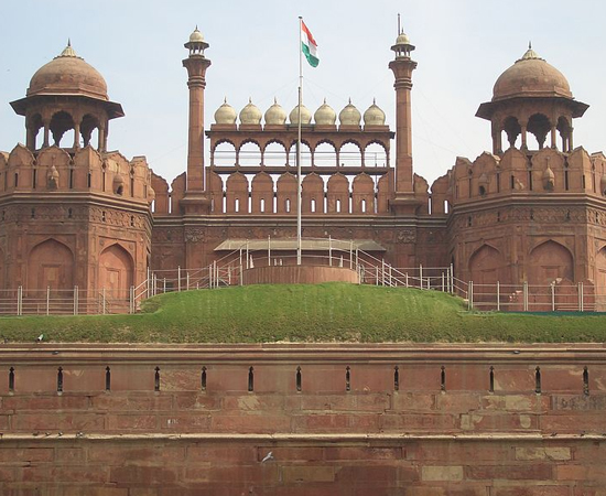 O Forte Vermelho, localizado em Delhi, na Índia, foi construído no século 17 pelo imperador mongol Shah Jahan. Em 1857, o local foi tomado pelo governo da Índia Britânica. Após a independência da Índia, passou a ser controlado pelo exército. Em 2003, a fortaleza foi entregue ao Ministério da Cultura para uma restauração.