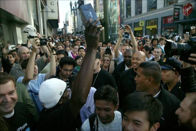 No dia do lançamento do iPhone, 29 de junho de 2007, os consumidores lotaram as lojas da Apple nos EUA. Mais de 200 mil aparelhos foram comprados e o estoque precisou ser reabastecido às pressas. O recorde de 1 milhão de vendas foi alcançado em outubro do mesmo ano. No dia do lançamento do iPhone, 29 de junho de 2007, os consumidores lotaram as lojas da Apple nos EUA. Mais de 200 mil aparelhos foram comprados e o estoque precisou ser reabastecido às pressas. O recorde de 1 milhão de vendas foi alcançado em outubro do mesmo ano.
