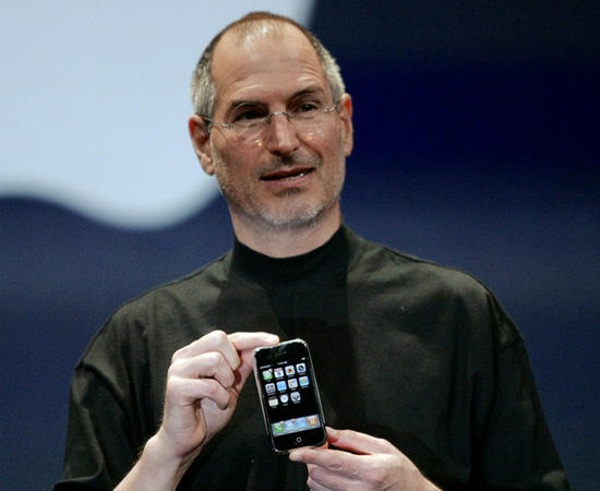 Em 09 de janeiro de 2007, Steve Jobs apresentou ao mundo o iPhone, um dispositivo com novidades revolucionárias - como tela multi-touch, navegador de internet, mapas e aplicativo de e-mails. Até então, o sistema operacional que rodava no aparelho não tinha nome próprio e era visto apenas como uma adaptação do OS X (nativo dos computadores da Apple).
