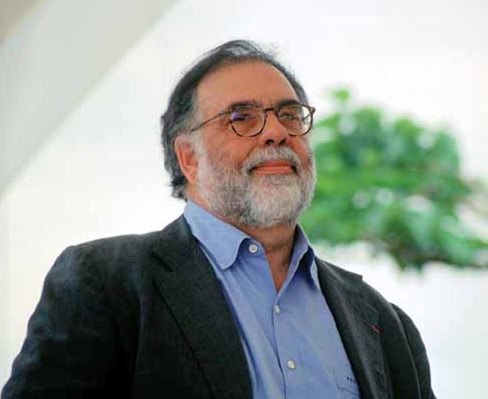 FRANCIS FORD COPPOLA - É um produtor, roteirista e diretor, nascido em 7 de abril de 1939, em Detroit (EUA). Descendente de italianos, cresceu no bairro do Queens em Nova Iorque. Anos mais tarde, estudou Cinema na Califórnia e começou a fazer seus próprios filmes. Já ganhou cinco Oscars, incluindo o de Melhor Diretor.