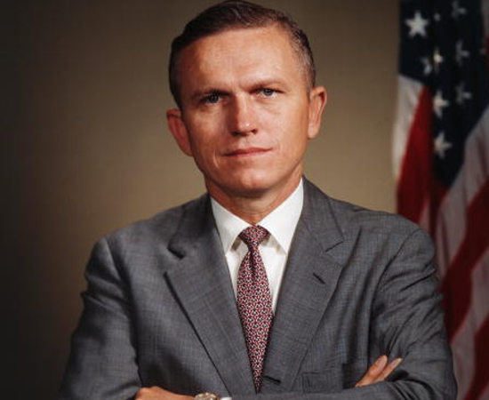 FRANK BORMAN - Astronauta americano, comandante da missão Apollo 8. Realizou o primeiro voo na órbita da Lua.