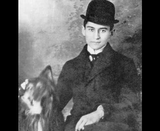 Franz Kafka ao lado de seu cachorro. Foi um dos maiores escritores de ficção do século 20. Suas obras mais reconhecidas são: A Metamorfose (1925), O Processo (1925) e O Castelo (1926).