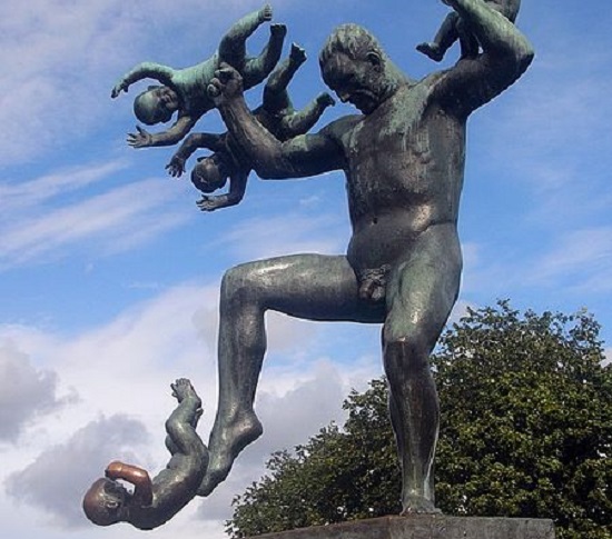 O Frogner Park, na Noruega, não teria nada de muito especial. Não fossem, claro, as esculturas, incluindo essa de um homem chutando um bebê.