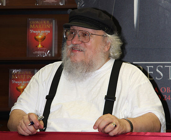 DESFECHO - A série de livros ‘As Crônicas de Gelo e Fogo’ ainda está longe de chegar ao fim. George R.R. Martin pretende publicar mais dois livros, com 1.500 páginas cada. Como os volumes demandam certo tempo para serem devidamente escritos e publicados, o autor (que tem idade avançada) afirmou já ter contado o desfecho da história para os produtores da série de TV.