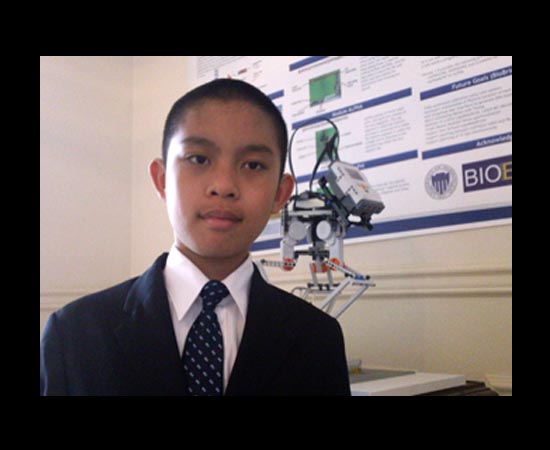 Gabriel See nasceu em 1998 nos Estados Unidos. Quando tinha 8 anos de idade, conquistou a pontuação máxima no SAT (teste aplicado a estudantes do último ano do Ensino Médio americano). Aos 10 anos, já realizava testes com receptores de células T no Centro de Pesquisa de Câncer Fred Hutchinson. Aos 11, ganhou medalha de prata em uma competição de biologia sintética promovida pelo MIT. Em 2011, Gabriel foi eleito um dos dez maiores inventores de Ensino Médio dos Estados Unidos. Atualmente, faz cursos avançados na Universidade de Washington. Gabriel See nasceu em 1998 nos Estados Unidos. Quando tinha 8 anos de idade, conquistou a pontuação máxima no SAT (teste aplicado a estudantes do último ano do Ensino Médio americano). Aos 10 anos, já realizava testes com receptores de células T no Centro de Pesquisa de Câncer Fred Hutchinson. Aos 11, ganhou medalha de prata em uma competição de biologia sintética promovida pelo MIT. Em 2011, Gabriel foi eleito um dos dez maiores inventores de Ensino Médio dos Estados Unidos. Atualmente, faz cursos avançados na Universidade de Washington.
