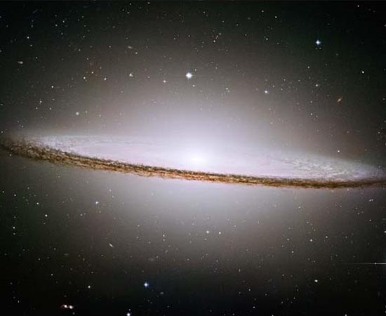 Galáxia do Sombreiro (M 104), localizada a 28 milhões de anos-luz da Terra.