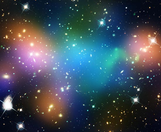 Galáxia se formando no aglomerado Abell 520.