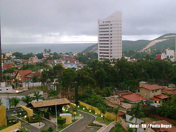 Sol escondido por trás das nuvens e iluminando o mar. Amanhecendo nublado, disse o Hugo Fernandes (@hugoaaf) sobre a foto que mandou pra gente. Sol escondido por trás das nuvens e iluminando o mar. Amanhecendo nublado, disse o Hugo Fernandes (@hugoaaf) sobre a foto que mandou pra gente.