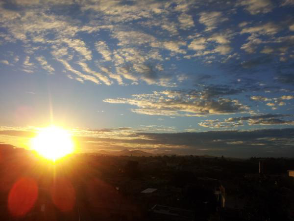 O Bruno Eduardo (@BrunoElis) fotografou o sol nascendo em Belo Horizonte (MG). Bonito, não?