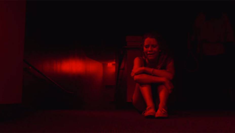 Sabe aqueles filmes gravados com câmeras tremidas, em primeira pessoa, como se fossem histórias reais? Então. Eles são conhecidos como found footage (algo como "filmagens encontradas"). Desde os anos 1980, várias produções do gênero habitaram as prateleiras das locadoras e as listas de downloads mundo afora. Alguns, como <em>A bruxa de Blair</em>, fizeram um sucesso considerável. Outros, como o recém-lançado <em>A forca</em> (foto), morrem na praia.