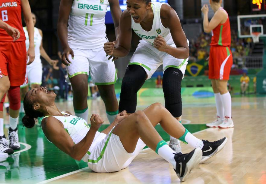 Joice Rodrigues (no chão) e Damiris Dantas comemoram uma cesta no jogo de terça (9) contra a Bielorrússia, no qual a Seleção Brasileira feminina de basquete tentava sua primeira vitória nesta Olimpíada. O Brasil perdeu de 65 a 63 - a terceira derrota, depois da Austrália e do Japão. Mesmo assim, a alegria das duas jogadoras - que já representaram o Brasil na Olimpíada de Londres - contagia qualquer um.