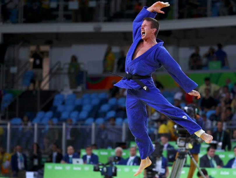 Dirk Van Tichelt, da Bélgica, venceu o húngaro Miklos Ungvari com um ippon, no judô. Levou a medalha de bronze e fez bonito na comemoração... Pelo menos até deixar o pódio. Horas depois da conquista, o belga foi parar na delegacia por se envolver em uma briga com o funcionário do hotel. 