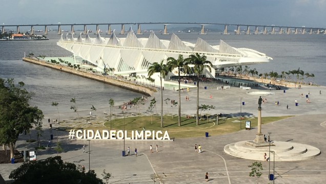 O Museu do Amanhã, inaugurado no Rio de Janeiro em dezembro de 2015, foi projetado para ser um novo cartão postal da cidade. Mais do que um lugar para visitar, ele é, por concepção, uma paisagem para fotografar e compartilhar. Já vem até com <em>hashtag</em>: o letreiro "#cidadeolimpica" foi planejado em lugar estratégico para aparecer nas fotos de quem clicar do alto do vizinho Museu de Arte do Rio (MAR).
