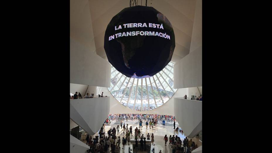 No hall de entrada do Museu do Amanhã, a estrela é uma grande esfera que representa a Terra. Para chegar aqui, normalmente é preciso enfrentar filas, principalmente nos finais de semana e nas terças-feiras, quando a entrada é grátis (nos outros dias é R$ 10). Mas, graças a um bom sistema de controle do fluxo de pessoas, o resto da visita tende a ser tranquilo.