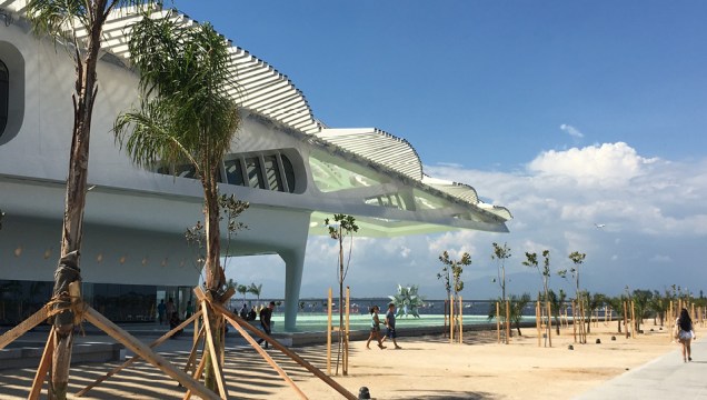 O prédio, projetado pelo arquiteto espanhol Santiago Calatrava, não prima pela discrição. Sua característica mais notável são as espinhas que o recobrem, que são placas solares que vão se movendo ao longo do dia. O museu será cercado por árvores, mas só quando o amanhã chegar. Por enquanto, elas são pouco mais do que mudas.