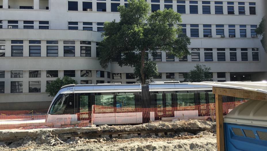 O museu será um prédio-símbolo do novo bairro que o Rio está criando em seu centro histórico: o Porto Maravilha. O bairro surgiu na antiga região portuária da cidade após a demolição da Perimetral, a avenida suspensa que, como tantas outras avenidas suspensas mundo afora, levou toda a área à decadência. Inspirado pelo bairro de Barceloneta, criado em Barcelona por ocasião das Olimpíadas de 1992, o Porto Maravilha terá muitas torres comerciais, como a Trump Tower. Os museus darão uma pátina cultural. Os VLT (veículos leves sobre trilhos) elétricos ainda não começaram a funcionar, mas já estão no local.