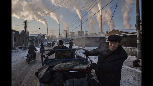 Esta foto do canadense Kevin Frayer venceu o primeiro prêmio na categoria Vida Cotidiana ao retratar a forte dependência chinesa da energia gerada pela queima do carvão. Olhando a imagem, fica fácil entender por que a China é responsável por um terço das emissões globais de gás carbônico.