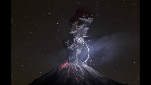 Nesta foto, apropriadamente batizada de "O Poder da Natureza", ocorre um fenômeno natural bizarro: uma "tempestade suja". Trata-se de uma tempestade com raios originada dentro das fumaças de uma erupção vulcânica. A foto, do mexicano Sergio Velasco, tirou o terceiro lugar na categoria Natureza.