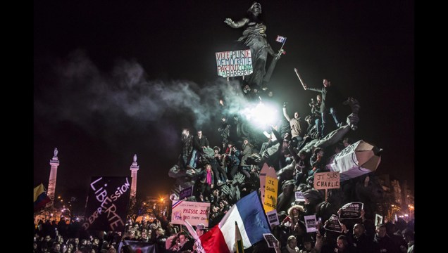 A foto do francês Corentin Fohlen, segunda colocada na categoria Notícias, mostra a Marcha Contra o Terror, que parou Paris em janeiro de 2011, após os ataques terroristas que começaram na redação do jornal satírico <em>Charlie Hebdo</em>.