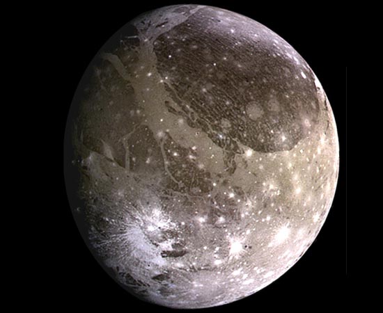 Ganímedes é o maior satélite de Júpiter e o também o maior do Sistema Solar. Essa lua é tão gigantesca que chega a ter diâmetro maior do que Mercúrio. Foi descoberta por Galileu Galilei em 1610. É composta de gelo, água e silicatos de rocha.