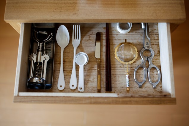 Saeko Kushibiki é outra seguidora do minimalismo. Esses são seus utensillhos de cozinha.