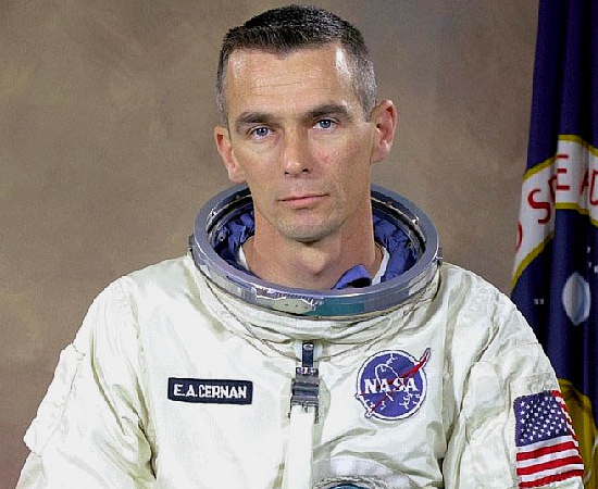 GENE CERNAN - Astronauta americano. Viajou ao espaço três vezes. Comandou a missão Apollo 17, tornando-se o 11º astronauta a pisar em solo lunar. GENE CERNAN - Astronauta americano. Viajou ao espaço três vezes. Comandou a missão Apollo 17, tornando-se o 11º astronauta a pisar em solo lunar.