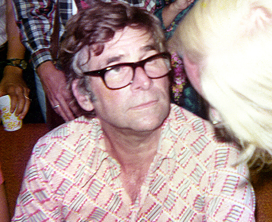 GENE RODDENBERRY - Foi um roteirista e diretor americano. Antes de conquistar a fama com Star Trek, ele foi chefe de polícia em Los Angeles e membro das Forças Aéreas dos EUA. Começou a escrever roteiros na década de 1950, sob o pseudônimo de Robert Wesley. Após produzir a série clássica de Star Trek, ele ainda trabalhou como produtor e consultor dos filmes da saga. Morreu em 1991 e seus restos mortais foram enviados ao espaço. GENE RODDENBERRY - Foi um roteirista e diretor americano. Antes de conquistar a fama com Star Trek, ele foi chefe de polícia em Los Angeles e membro das Forças Aéreas dos EUA. Começou a escrever roteiros na década de 1950, sob o pseudônimo de Robert Wesley. Após produzir a série clássica de Star Trek, ele ainda trabalhou como produtor e consultor dos filmes da saga. Morreu em 1991 e seus restos mortais foram enviados ao espaço.
