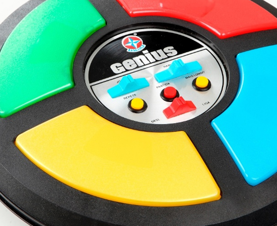 GENIUS - Este brinquedo de memorização de cores e sons fez muito sucesso na década de 1980. As crianças adoravam, mas os pais preferiam dar presentes mais baratos.