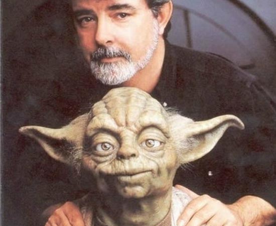Em um momento de descontração, o diretor de Star Wars, George Lucas, massageia o Mestre Yoda.