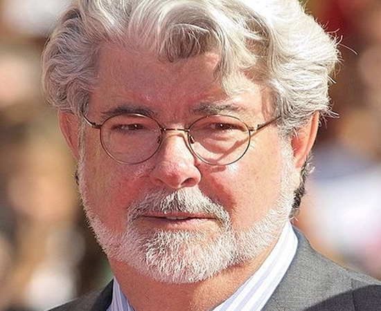 GEORGE LUCAS - É um diretor, roteirista, produtor e empresário americano, consagrado pelas franquias Star Wars e Indiana Jones. Na década de 60, após abandonar a carreira de piloto de corridas devido a um acidente, ingressou na Universidade da Califórnia do Sul e estudou cinema ao lado de Francis Ford Coppola. Seu primeiro longa-metragem foi lançado em 1971. Com o dinheiro ganho no primeiro filme de Star Wars, fundou sua própria companhia, a Lucasfilm.