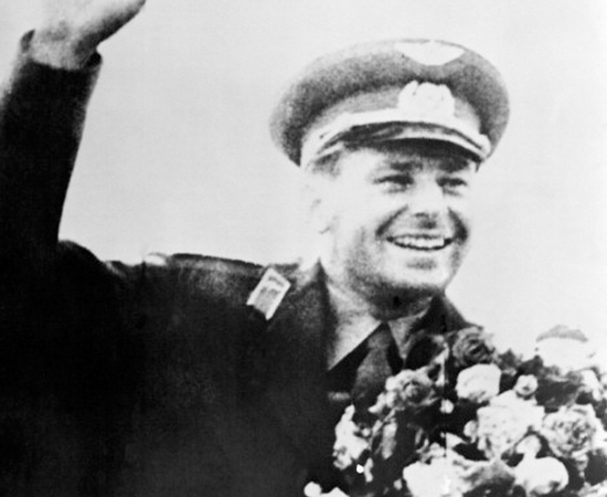 GHERMAN TITOV - Cosmonauta soviético. Foi o segundo homem a ir ao espaço. Como só tinha 26 anos idade, tornou-se também o homem mais jovem a ir ao espaço. GHERMAN TITOV - Cosmonauta soviético. Foi o segundo homem a ir ao espaço. Como só tinha 26 anos idade, tornou-se também o homem mais jovem a ir ao espaço.