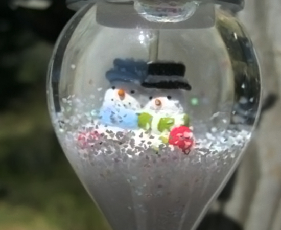 Já esta lâmpada foi transformada em um globo de neve. Já esta lâmpada foi transformada em um globo de neve.