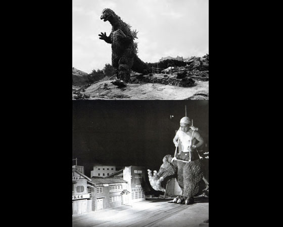 Godzilla (1954) - Já dava pra sacar que, nos primeiros filmes do monstro, ele era feito por atores em roupas de borracha. Mesmo assim, a foto não deixa de ser surpreendente, né? Godzilla (1954) - Já dava pra sacar que, nos primeiros filmes do monstro, ele era feito por atores em roupas de borracha. Mesmo assim, a foto não deixa de ser surpreendente, né?