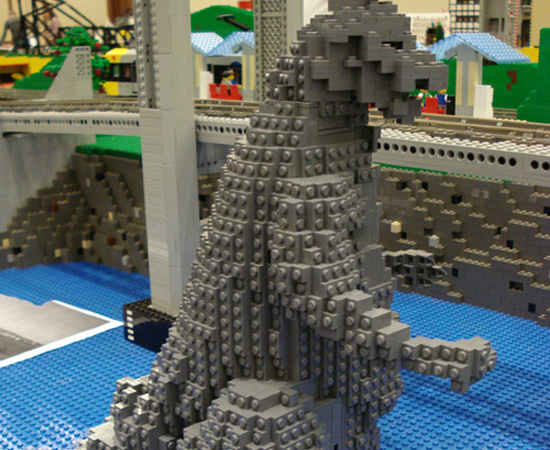 Esta é uma réplica de Godzilla que ficou à mostra em uma exposição para fãs de Lego.