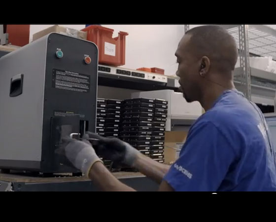 Por medidas de segurança, quando um hard drive quebra, todo seu conteúdo é apagado e ele é destruído fisicamente por uma máquina.