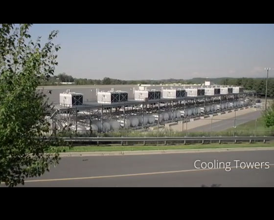 Como as máquinas do centro de processamento de dados nunca param de funcionar, existem várias torres de resfriamento para manter a temperatura do local.
