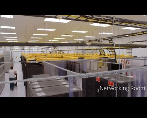 Os equipamentos desta sala tem que direcionar as solicitações para os servidores corretos, que ficam em outra sala. São esses computadores também que permitem a comunicação deste data center com outros ao redor do mundo.